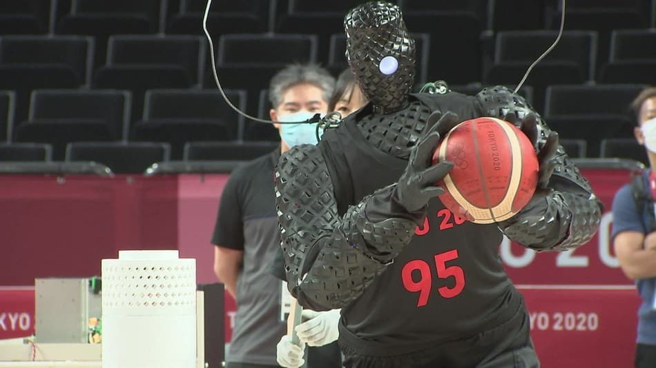 VÍDEO: Robô cestinha é atração durante intervalo do basquete nos Jogos Olímpicos de Tóquio