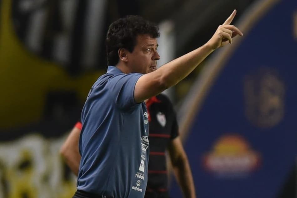 Fernando Diniz vê partida boa do Santos, mas lamenta falha no gol