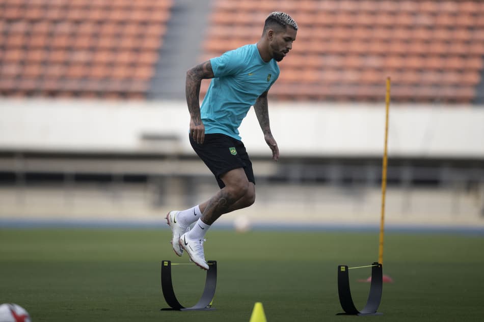 Com Douglas Luiz e reservas, Seleção masculina treina em Tóquio visando duelo com a Arábia Saudita