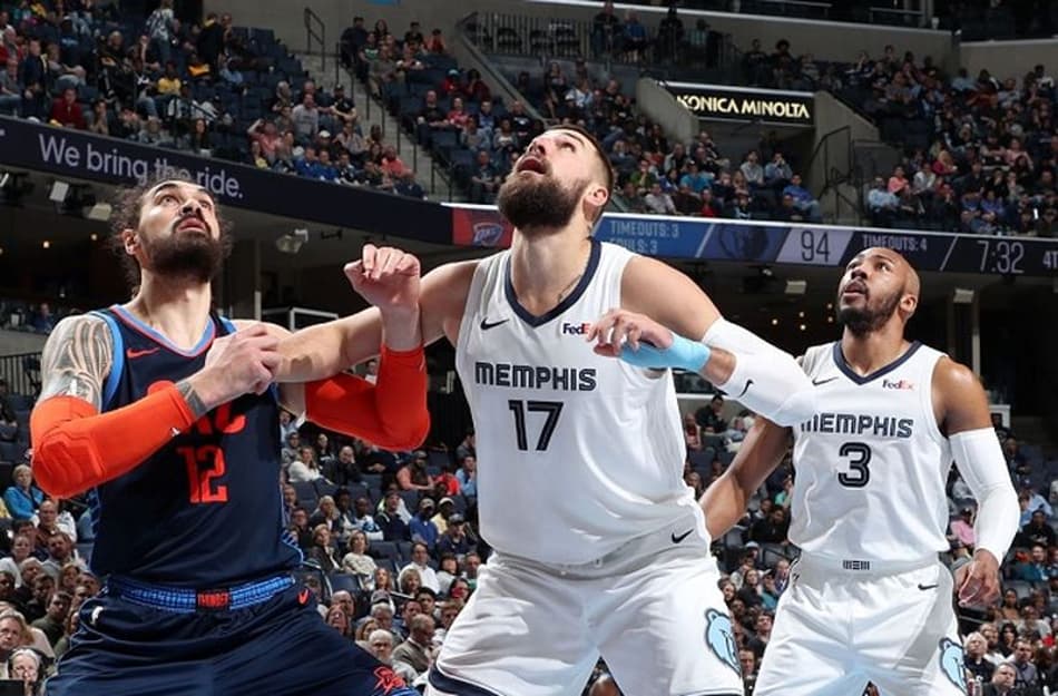 Grizzlies e Pelicans fecham troca envolvendo Valanciunas e Adams