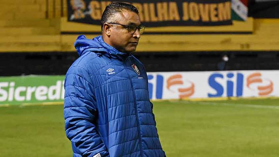 Roger admite Fluminense irregular, vê time ‘tecnicamente mal’ e diz: ‘Favoritismo não entra em campo’