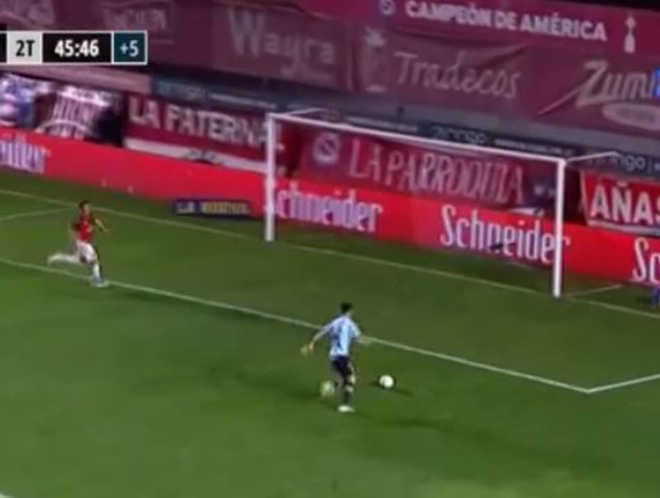 Ele conseguiu! Centroavante desperdiça gol histórico; assista