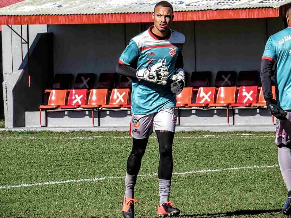 Adnilton Jr, goleiro do Rio Branco-PR, projeta dificuldade para o acesso, mas destaca: ‘Não vai faltar entrega’