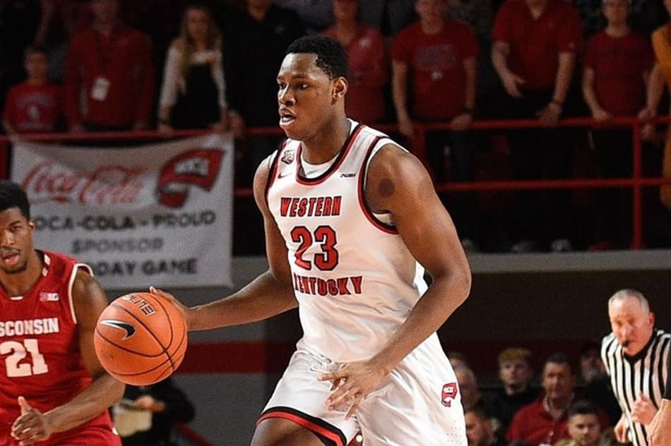 Draftado do Philadelphia 76ers, Charles Bassey foi vendedor de frango frito