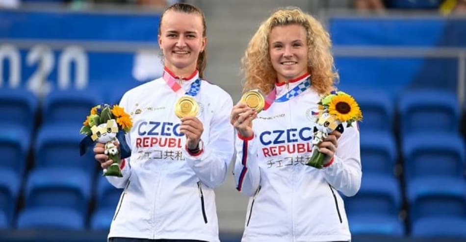 Barbora Krejcikova e Katerina Siniakova com a medalha de ouro