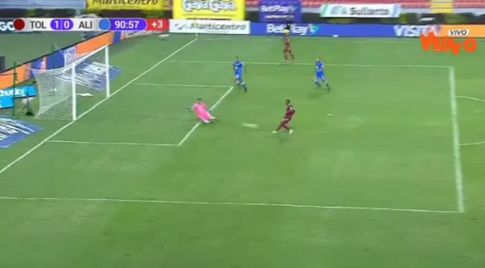 Centroavante perde gol inacreditável; assista o vídeo