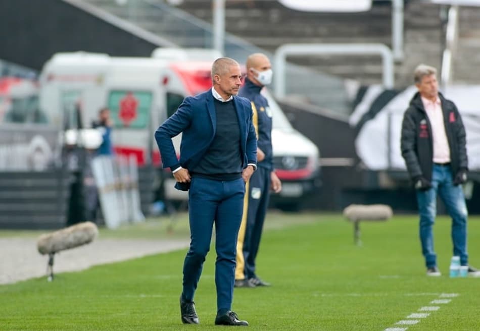 Sylvinho vê primeiro tempo ‘muito ruim’ do Corinthians como motivo da derrota: ‘Nos custou a partida’