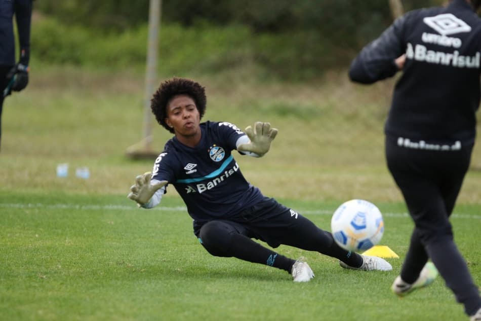 Iasmin Paixão comenta sobre primeiro contrato profissional no Grêmio
