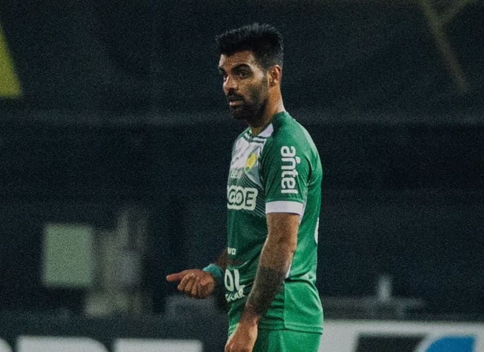 No Uruguai, jogador faz 'textão' nas redes sociais para reclamar de cartão vermelho