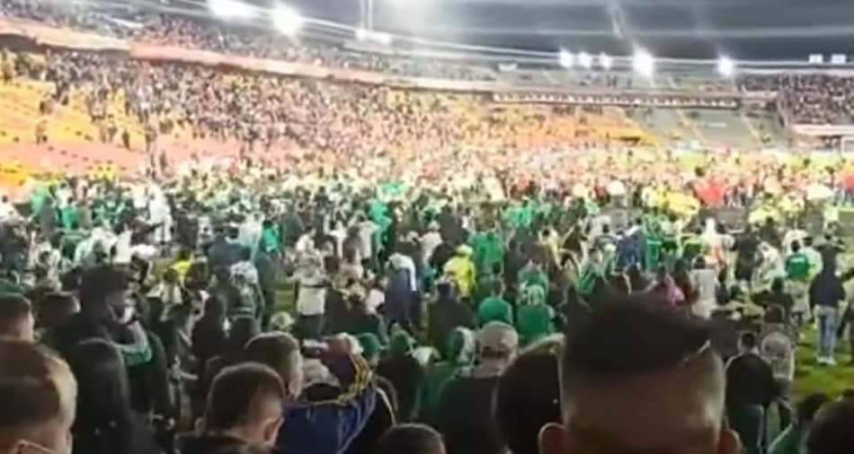 Atlético Nacional x Santa Fe termina com batalha entre torcidas