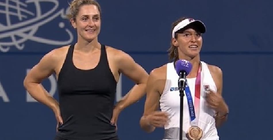 Luisa Stefani não larga a Medalha Olímpica durante WTA de San Jose: ‘Meu xodó’