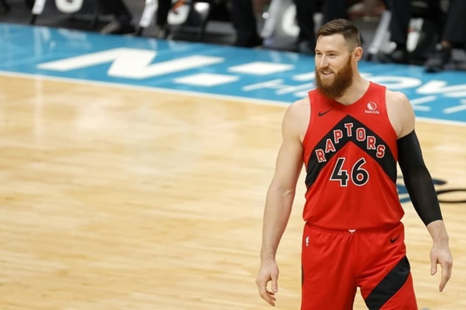 Aron Baynes é hospitalizado com lesão no pescoço e pode perder a temporada 2021-22