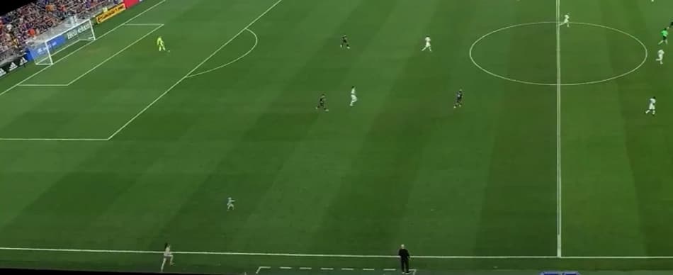 Menino de dois anos invade gramado em jogo da MLS