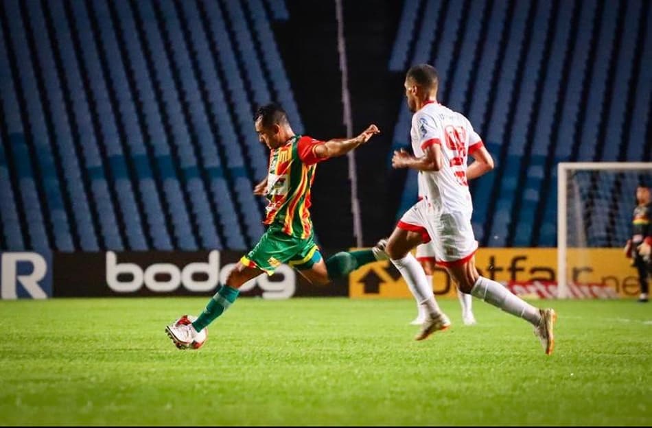 Sampaio Corrêa vence Náutico com brilho do técnico Surian e chega ao G4 da Série B