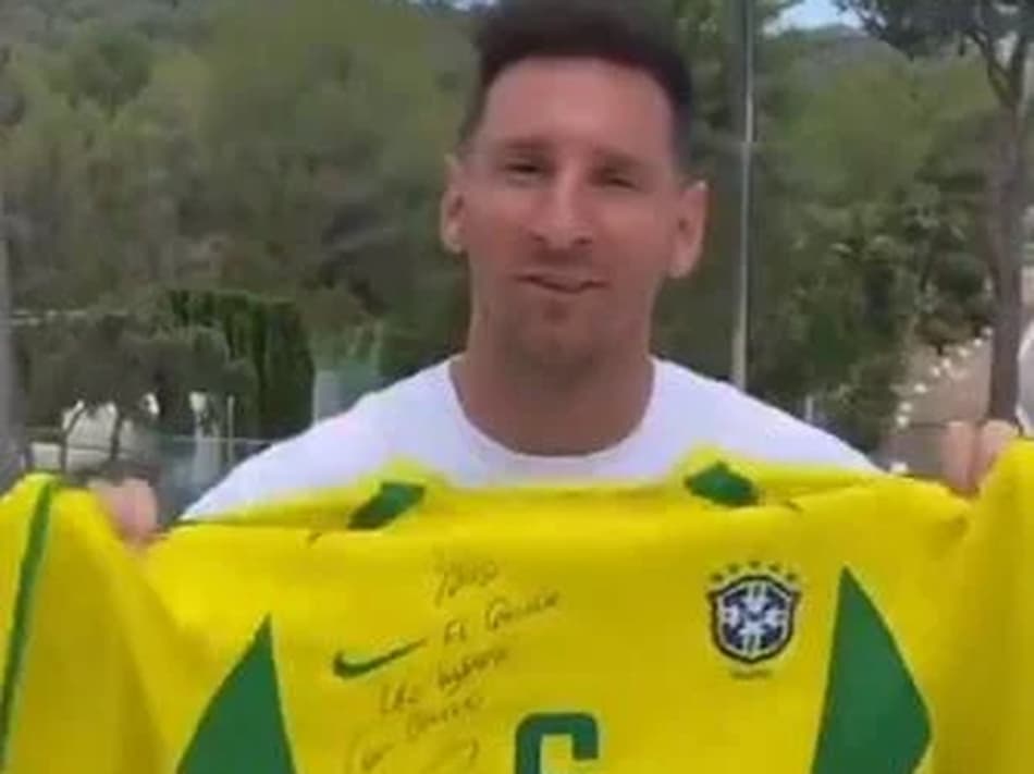 Que presente! Messi ganha camisa autografada de Roberto Carlos