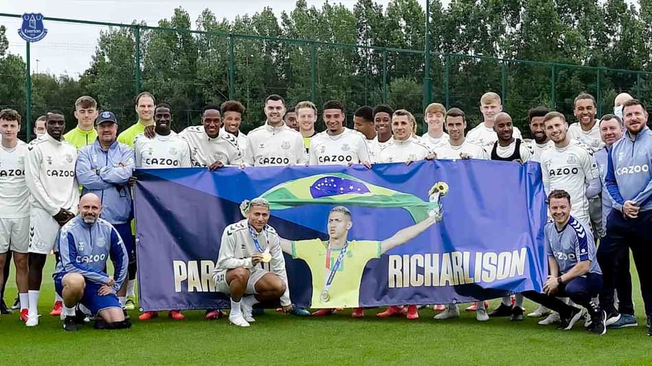 Richarlison é recebido com festa no Everton após ouro olímpico; veja o vídeo