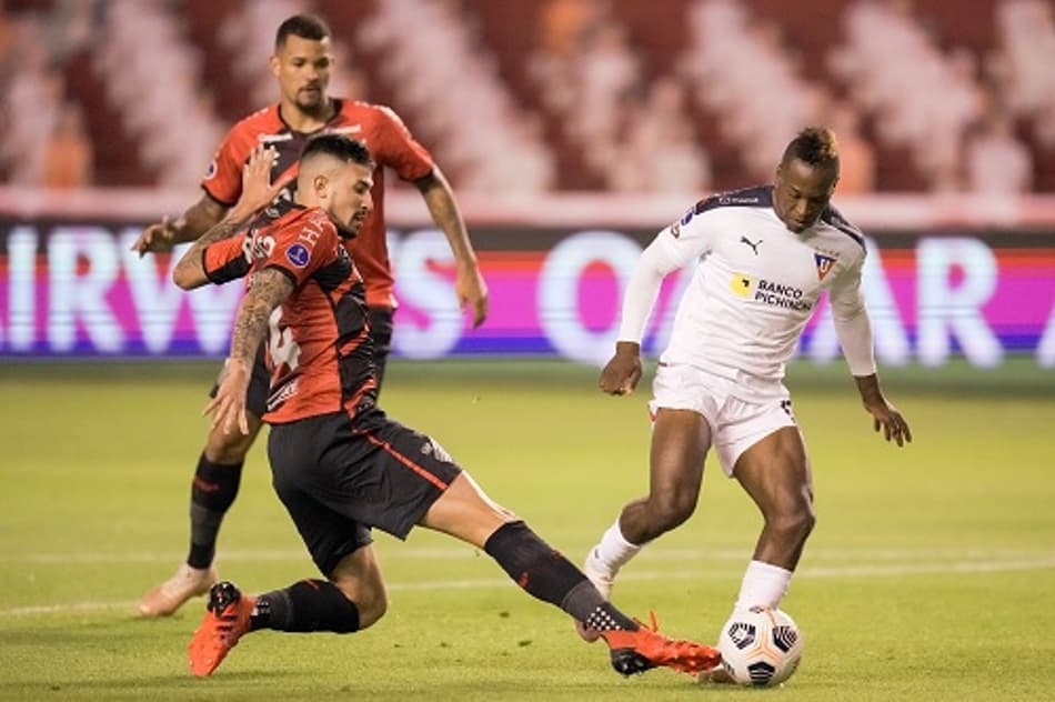 Com gol no fim do jogo, LDU vence o Athletico-PR na partida de ida da Sul-Americana