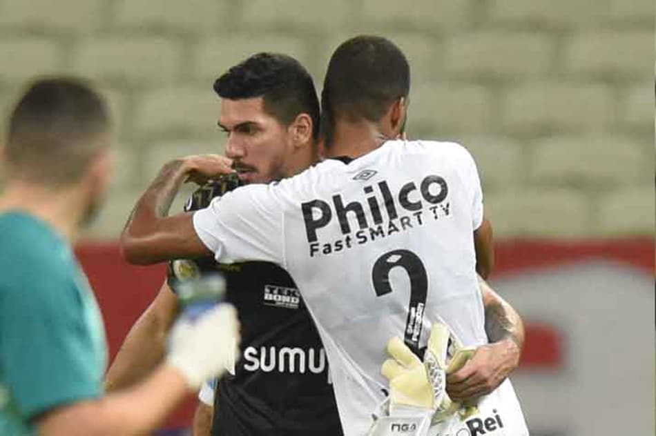 João Paulo defende pênalti nos acréscimos, e Santos empata com o Fortaleza pelo Brasileirão