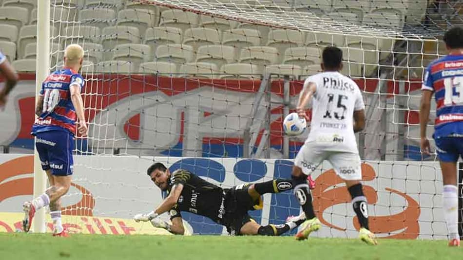 VÍDEO! Assista ao pênalti defendido por João Paulo em empate do Santos