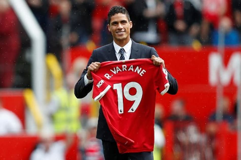 Varane é apresentado e fala como jogador do Manchester United: ‘Novo começo’