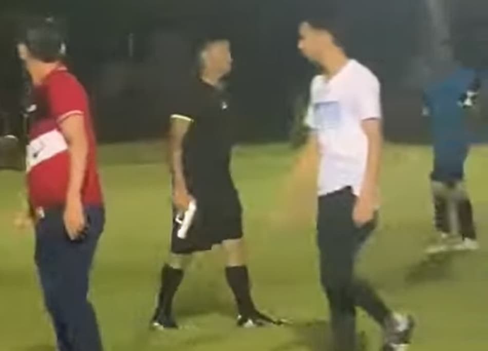 Com medo de agressão, árbitro saca arma de fogo em Honduras