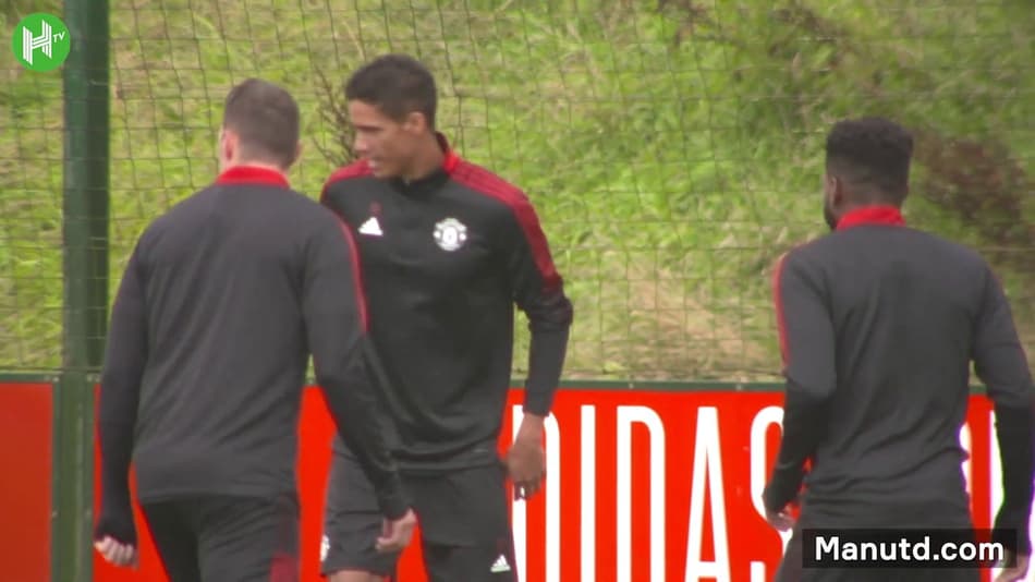 VÍDEO: Varane treina de olho em estreia pelo Manchester United na Premier League