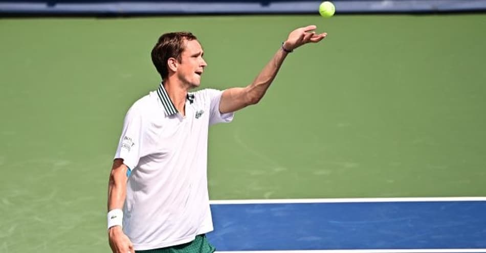 Medvedev atropela americano e encara Dimitrov em Cincinnati