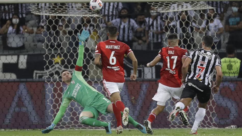 Cuca nega clima de revanche contra o Palmeiras: ‘Quem perdeu foi o Santos. O confronto é com o Atlético’