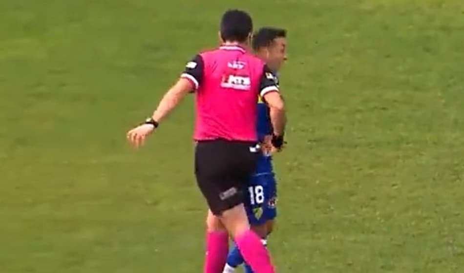 No futebol chileno, árbitro dá cabeçada em jogador após reclamação