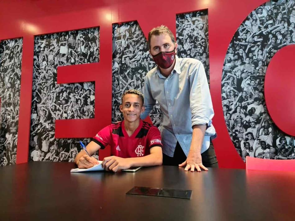 Joia do sub-17, Matheus Gonçalves assina primeiro contrato profissional com o Flamengo: ‘Feliz e emocionado’