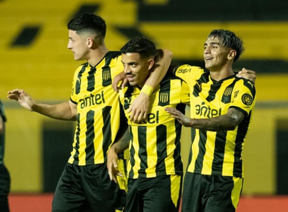 Antes de enfrentar o Athletico, Peñarol se envolve em polêmica no Campeonato Uruguaio