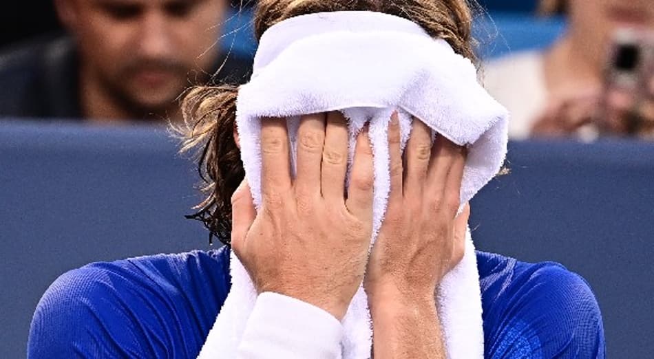 Tsitsipas reclama de árbitro após derrota em Cincinnati