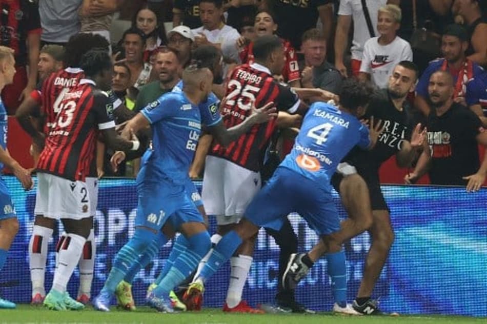 Jogo entre Nice e Marselha é encerrado após confusão que envolveu torcida, Sampaoli e Gerson