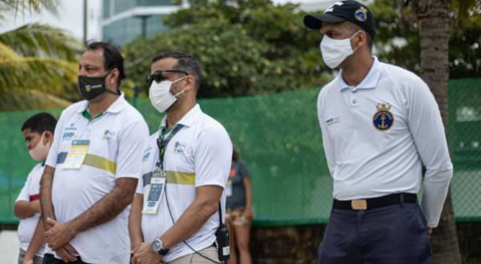Mutirão de atletas e organização do Macena Open recolhe 300 kg de lixo em praia
