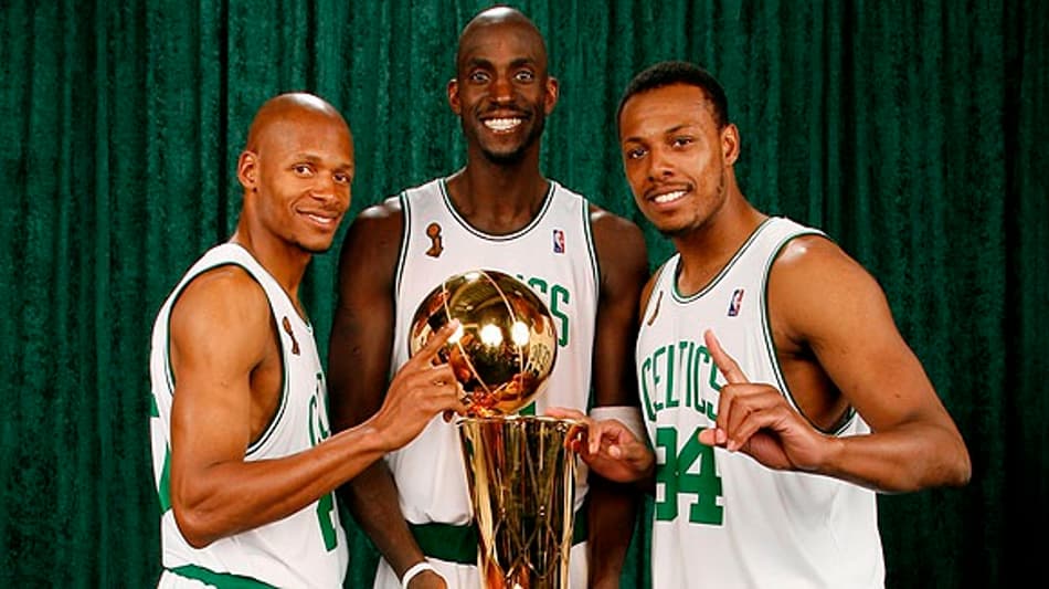 Kevin Garnett corta Ray Allen de foto antiga do Celtics