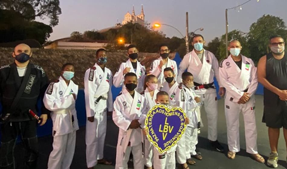 Projeto social de lutas na Igreja da Penha, no Rio, leva esperança a jovens do bairro; saiba mais