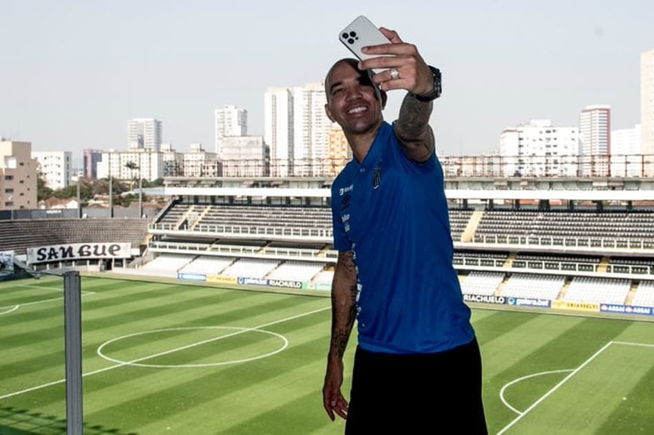 Santos anuncia a contratação do atacante Diego Tardelli