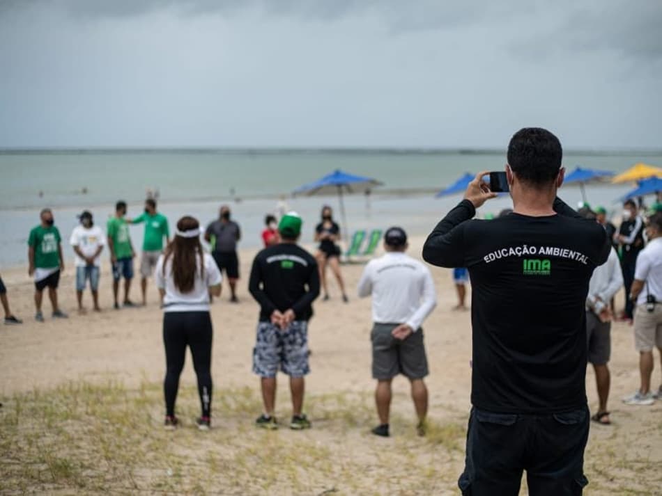 Mutirão de atletas e organização do Macena Open recolhe 300 kg de lixo em praia