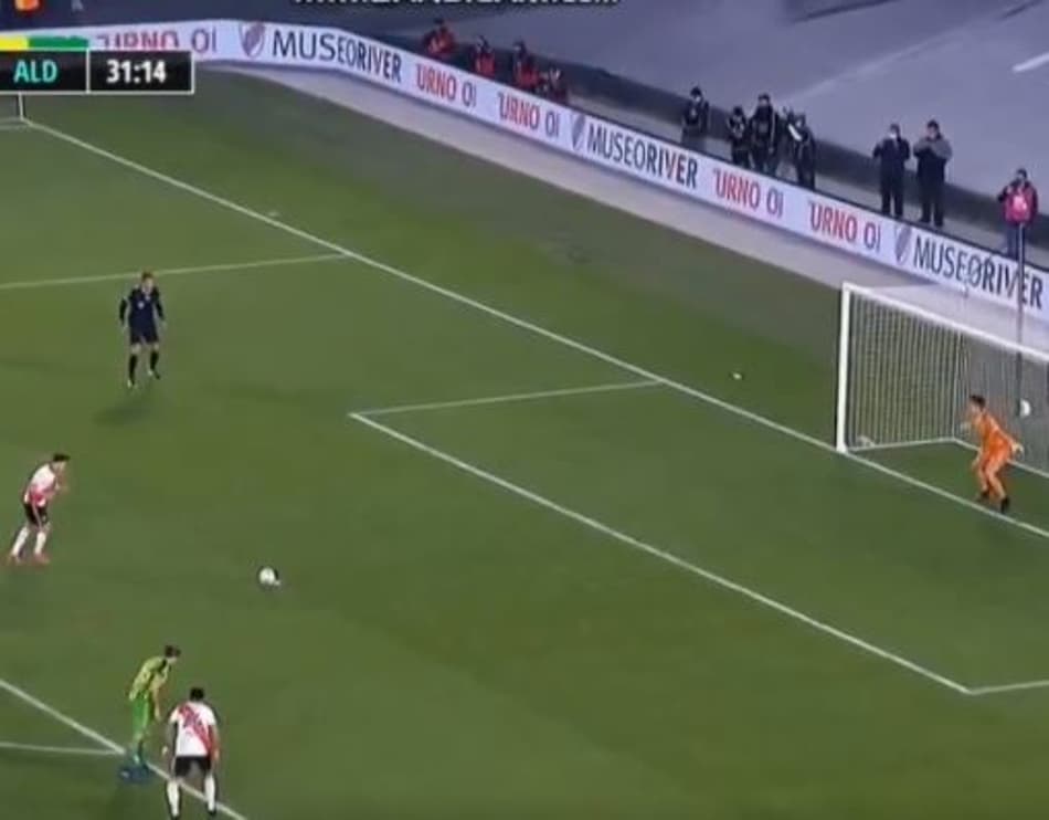 Jogador cobra pênalti bizarro e fica constrangido com o erro