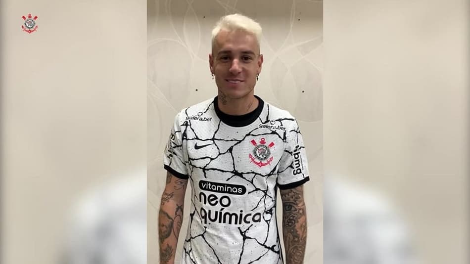 Roger Guedes fala pela primeira vez como jogador do Corinthians: ‘Vim me juntar a esse bando de loucos’