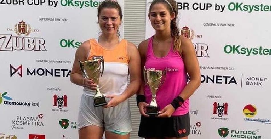 Carol Meligeni vence rodada tripla e é campeã nas duplas em Prerov