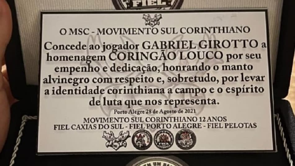 Gabriel recebe homenagem de torcedores do Corinthians antes de enfrentar o Grêmio