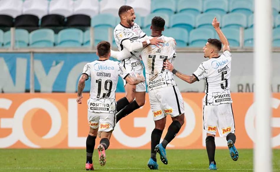 VÍDEO: Veja os bastidores da vitória do Corinthians sobre o Grêmio, que teve discurso inflamado de Sylvinho