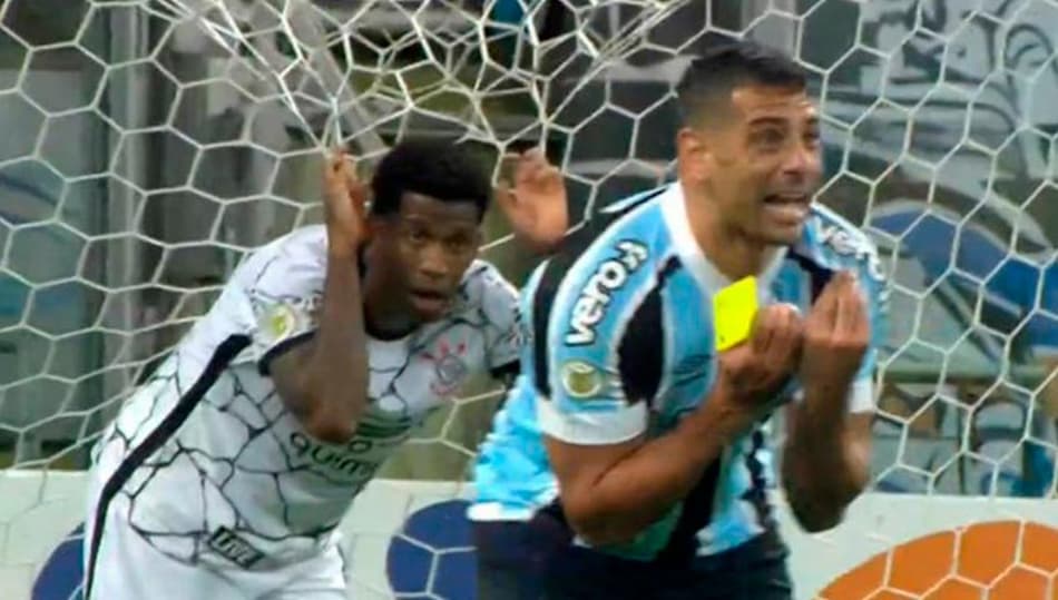 Diego Souza rouba cartão amarelo do árbitro e vira meme na web; Gil também é zoado