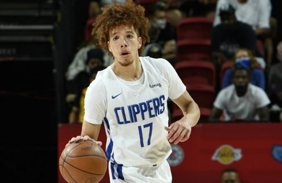 Calouro do Clippers usa primeiro salário para comprar celular