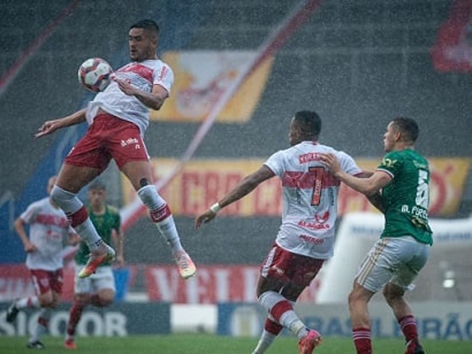 Cruzeiro celebra ponto conquistado pelas dificuldades do jogo com chuva, apesar do foco na vitória