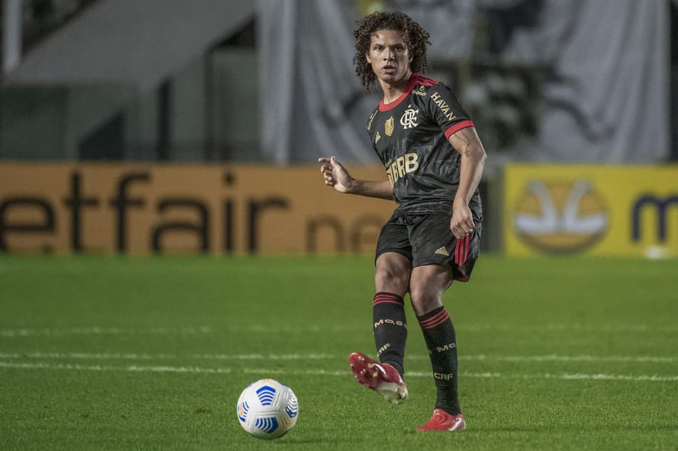 Arão comemora goleada do Flamengo sobre o Santos e diz: ‘A gente segue nessa caminhada em busca do tri’