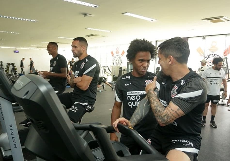 Confira as fotos do primeiro dia de treino de Willian no Corinthians