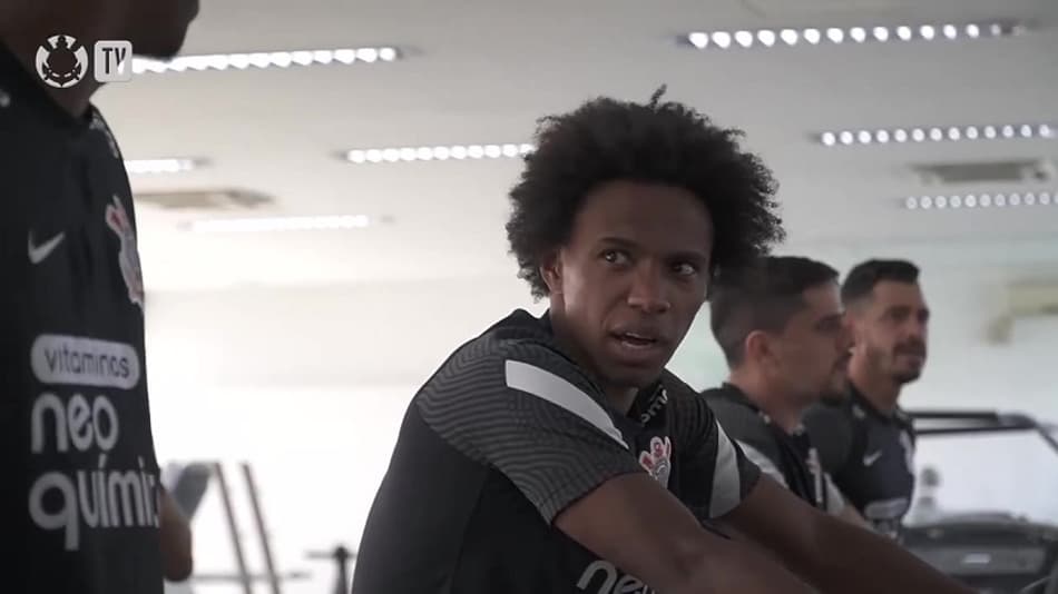 VÍDEO: Willian encontra elenco e faz testes em seu primeiro dia na volta ao Corinthians