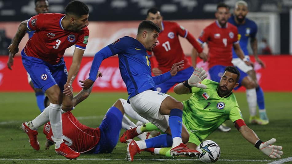 Arturo Vidal detona VAR e árbitro após perder do Brasil